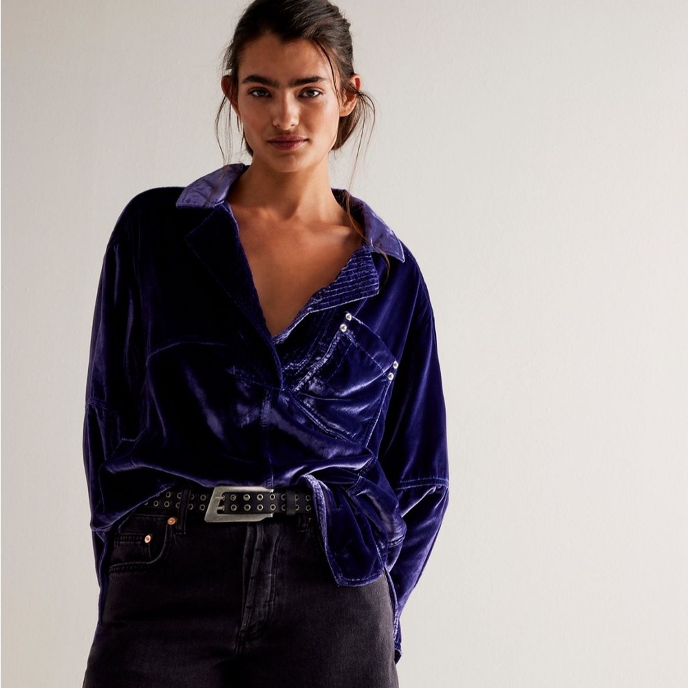 Peyton Velvet Pullover top in color First Pace (deep blue) in oversized M.